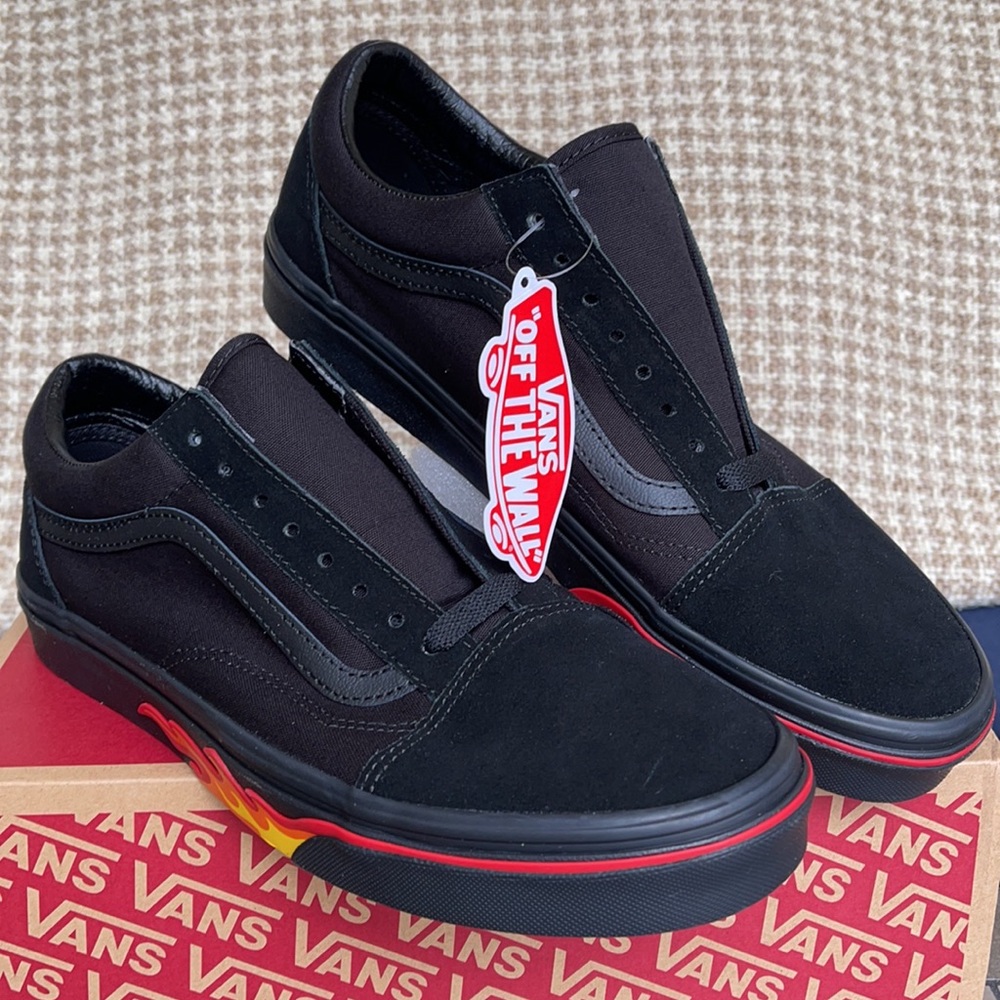 Vans Men’s Old Skool
(Flame Wall) Black/Black
VN0A38G1Q8Q
Sneakers - Picture 6 of 16